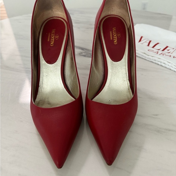 Beautiful Valentino Pump! Definitely the statement piece you need! - Picture 3 of 7